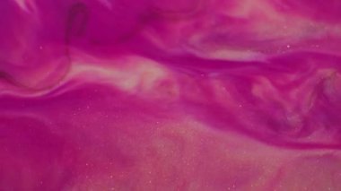 Bulanık mürekkep emülsiyonu. Parlak pigmentler. Soyut arkaplana yayılan mor pembe altın renkli simli partiküller..