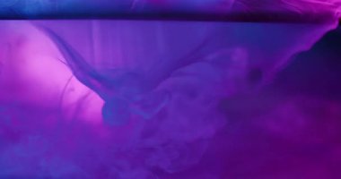Boya sisi. Neon su sıçraması. Soyut akrilik ışık yaratıcı arka planda mavi mor renkli sıvı cam dokusu dökülmesi.