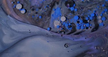 Köpüklü su. Mürekkep yağı karışımı. Soyut sanat arka planında yüzen sıvı akrilik damlacık etrafında bulanık mavi, altın renkli simler..