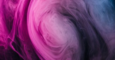 Mürekkep karışımı. Buhar bulutu. Odaklanmamış pembe mavi renk simleri soyut bokeh arka planına yayılan parlak doğal dokuyu sıçratır.