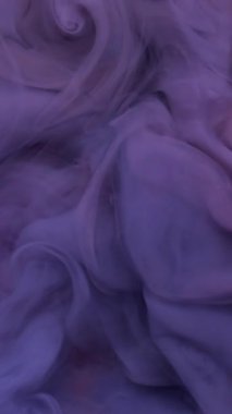 Dikey video. Bulut dalgası. Boya karışımı. Odaklanmamış mor renkli su dokusu akrilik kimyasal buhar sıvısı soyut sanat arka planında uçuyor..