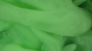 Bulut karışımı. Boyayla boyanmış. Parlak yeşil boya akışı. Sanat dumanı spreyi soyut bulanık siyah köpüklü su arka planı.