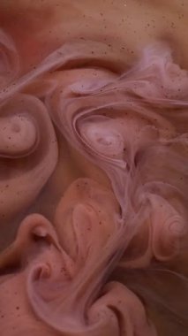 Dikey video. Boya parçacıkları. Mürekkep akışı. Odaklanmamış pembe renk sıvı kimyasal pigment su dokusu koyu siyah soyut sanat arka planında uçuyor..