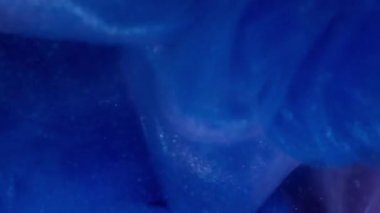 Haze girdabı. Köpüklü sıvı. Mavi parlak patlama, boya akışı. Sanat sisi bulanık pembe mor renkli su fantezi arkaplanı.