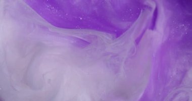 Köpüklü boya. Parıldayan bulut. Odaklanmamış mor renkli ışıltı soyut yaratıcı bokeh arkaplan üzerine akrilik dokuyu sıçratır.