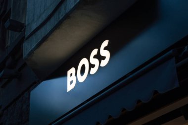 Patron marka perakende satış mağazası geceleri logolu siyah tabela. Tiflis, Gürcistan - 15 Kasım 2023.