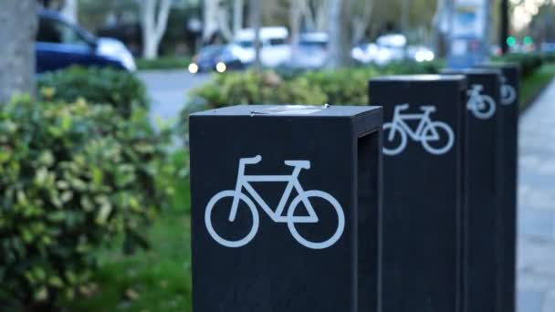 Řada Prázdných Kovových Regálů Cyklistickém Parku Městě Rozmazaném Pozadí Ulice — Stock video