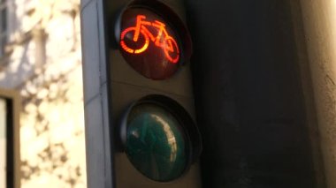 Kırmızı ışıktan yeşil ışığa geçiş yapan bisiklet trafik lambası..