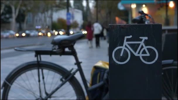 Bicicleta Estilo Retro Estacionada Estacionamento Bicicletas Cidade Durante Noite Suporte — Vídeo de Stock