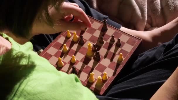 Ребенок Играет Шахматы Наедине Собой Объясняет Правила Перемещать Фигуры Реальный — стоковое видео