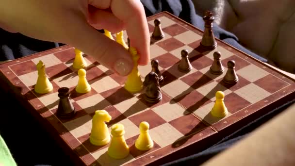 Knægten Spiller Skak Alene Lærer Reglerne Hvordan Man Flytter Brikker – Stock-video