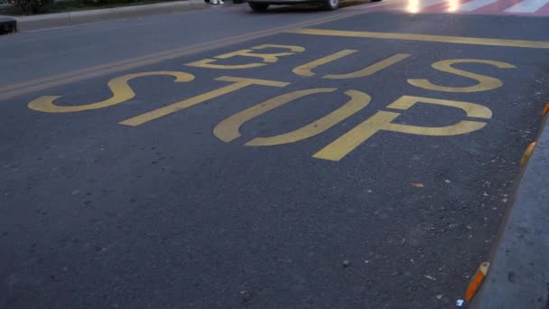 Bus Stop Znak Drogowy Wydrukowany Asfaltowym Pasie Autobusowym Żółtą Farbą — Wideo stockowe