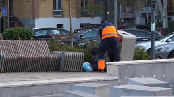 Çöpçü Şehir Parkındaki Modern Tarz Çöp Kutusundan Çöp Topluyor Erkek — Stok video