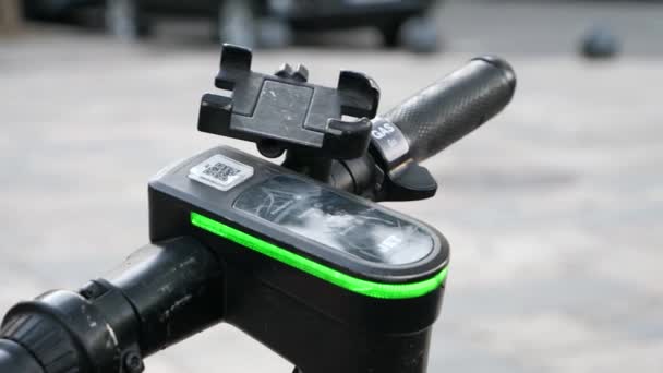 Elektrikli Scooter Yakın Çekim Aşınmış Direksiyonu Yanıp Sönen Yeşil Led — Stok video