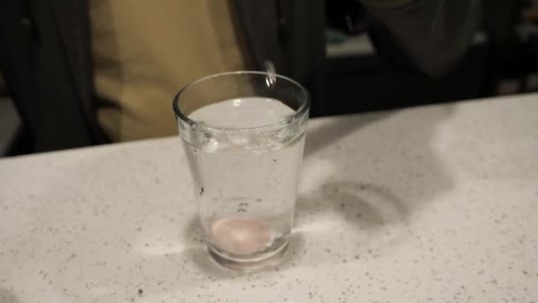 Mano Deja Caer Píldora Aspirina Vaso Lleno Agua Primer Plano — Vídeos de Stock