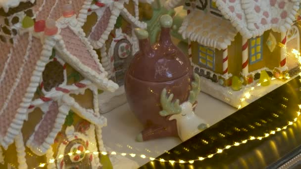 Miniatur Weihnachtshäuser Figuren Und Dekorationen Beleuchtet Mit Lichtern Hinter Dem — Stockvideo