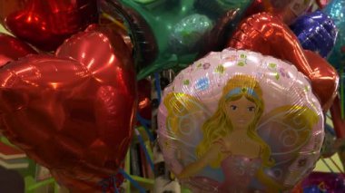 Bir grup parti ya da doğum günü balonu kalp, peri ve midilli izi şeklinde. Çocuklar için bir sürü balon..