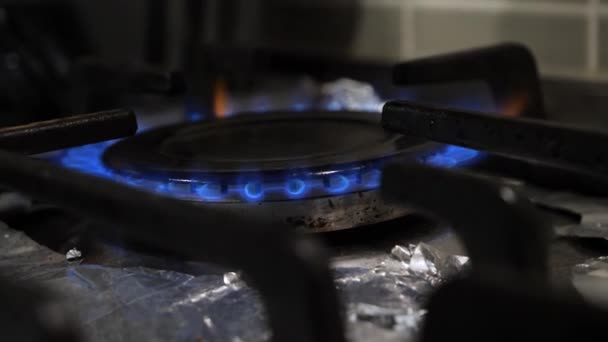 Поставил Изношенный Турецкий Кофеварку Газовую Плиту Портативный Снимок Крупным Планом — стоковое видео