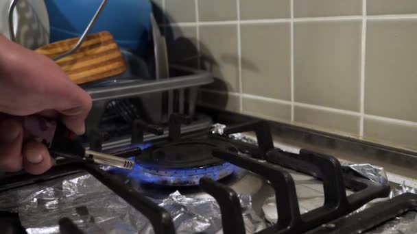 Mano Enciende Una Estufa Gas Con Encendedor Pone Viejo Calentador — Vídeo de stock