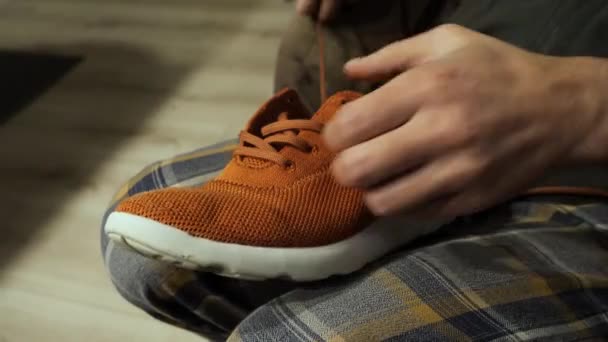 Руки Завязывают Шнурки Современной Спортивной Обуви Оранжевого Цвета Крупный План — стоковое видео