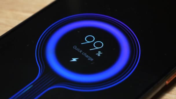 智能手机快速充电现代屏幕动画与蓝色粒子流线型移动到圆形 的指示器 黑色背景 快速充电智能手机的截图 — 图库视频影像