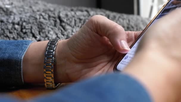 Vrouwelijke Handen Scrollen Smartphone Scherm Close Shot Van Vrouw Handen — Stockvideo