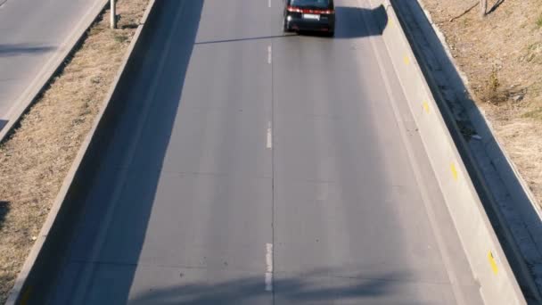 Samochody Poruszające Się Asfaltowej Autostradzie Wiaduktu Strzał Pod Wysokim Kątem — Wideo stockowe