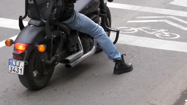 在城市的人行道上 一个有清晰标记的自行车道的摩托车手在人行道上踩着靴子 这是一个特写镜头 — 图库视频影像