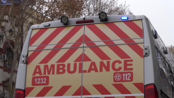 Video Que Muestra Una Ambulancia Estacionaria Con Sus Luces Emergencia — Vídeo de stock