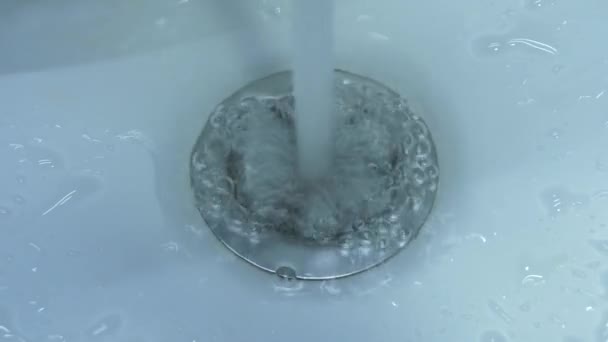 一个特写镜头视频记录了在浴室水池中 清澈的水从不锈钢排水沟中快速流下的瞬间 — 图库视频影像