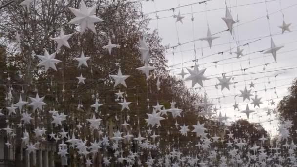 白い星の装飾が並ぶストリートの魔法の雰囲気のビデオは 休日のシーズンのための祝祭の雰囲気を作成します — ストック動画