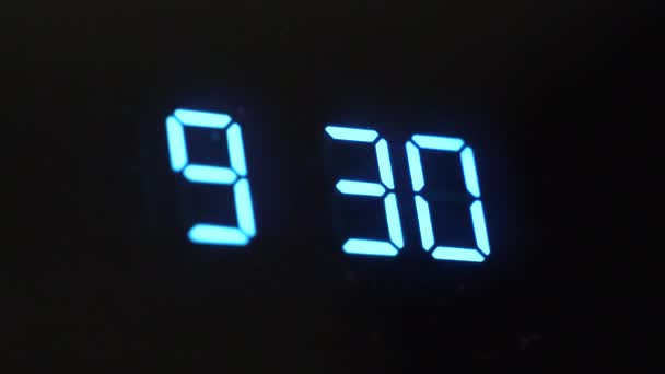 点滅するデジタル時計画面のクローズアップビューは 黒と青の色で 時間を9 30として目立って表示します — ストック動画