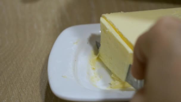 Couper Main Morceau Beurre Frais Avec Couteau Sur Une Assiette — Video