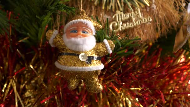 Mittlere Aufnahme Eines Glitzernden Goldenen Weihnachtsmannschmucks Der Zwischen Den Glitzernden — Stockvideo