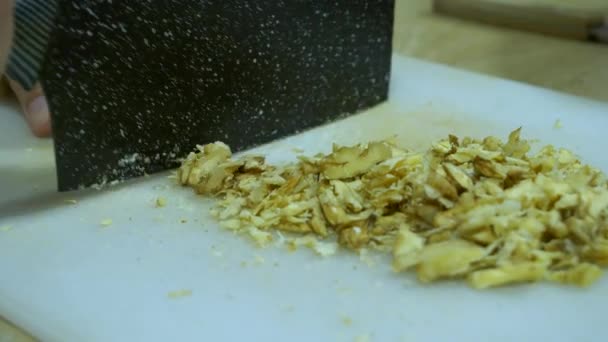 Tăierea Nucilor Proaspete Birou Alb Cuțit Mare Bucătar Pregătirea Nucilor — Videoclip de stoc