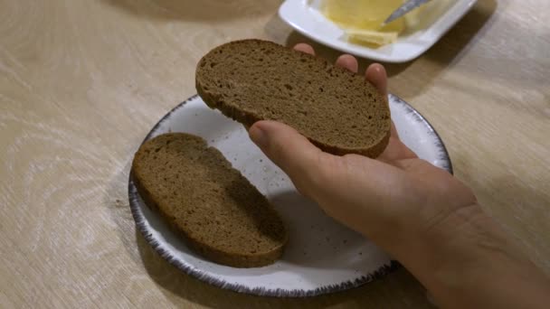 Ženy Hladce Rozprostřou Ruce Máslem Nožem Plátek Tmavého Chleba Středoúhlý — Stock video