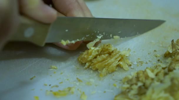 Ženy Ruce Sekání Čerstvých Vlašských Ořechů Bílém Stole Nožem Příprava — Stock video