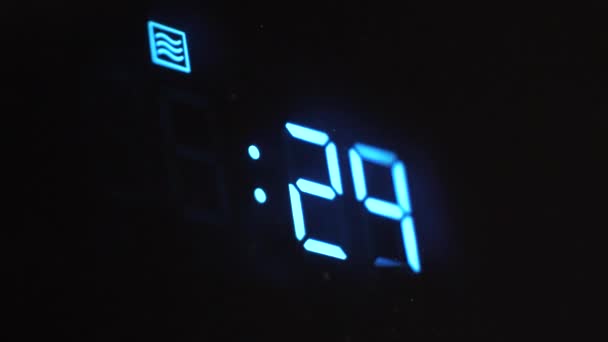 数字电炉屏幕计时器的特写从30秒下降到零 发光的数字随着时间的推移而减少 — 图库视频影像