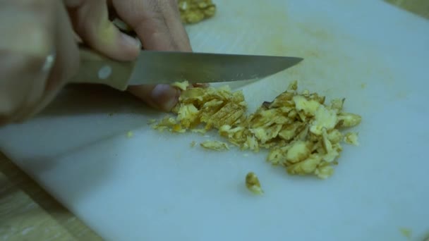 Dłonie Kobiet Drobno Krojenie Świeżych Orzechów Włoskich Białym Biurku Nożem — Wideo stockowe