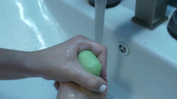 一个女孩在浴室的水池里用肥皂和水彻底洗手 在手上用右手边的近视 水龙头和白色的水槽来保持手部的健康 — 图库视频影像