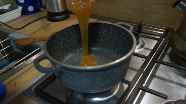 Ein Koch Träufelt Gekonnt Honig Aus Einem Glas Eine Heiße — Stockvideo
