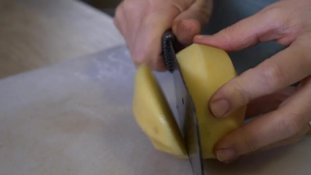 Manos Rebanando Patata Varias Piezas Con Gran Cuchillo Chef Para — Vídeo de stock