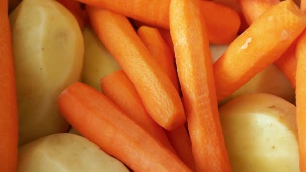 Крупним Планом Відео Свіжоочищеної Яскравої Картоплі Моркви Підкреслюючи Яскраві Кольори — стокове відео