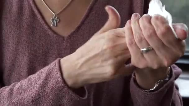 Widok Bliska Białą Kobietę Skrupulatnie Czyszczącą Ręce Papierową Serwetką Siedzącą — Wideo stockowe