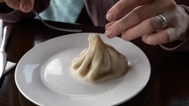 Kvinnan Greppa Traditionella Georgiska Dumplings Khinkali Med Hjälp Gaffel Närbild — Stockvideo