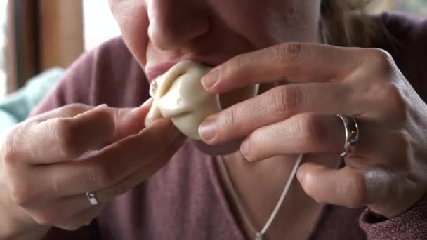 在享用格鲁吉亚传统食品 Khinkali 的同时 用双手巧妙地操作和吃饺子 — 图库视频影像