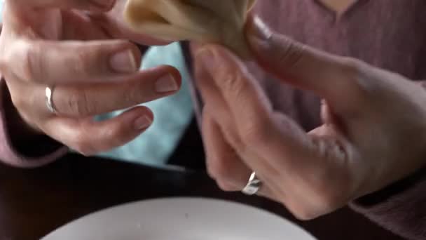 在享用格鲁吉亚传统食物 Khinkali 的同时 用双手巧妙地握住和吃饺子 — 图库视频影像