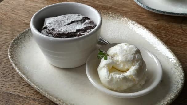 Gâteau Lave Chocolat Fondu Une Cuillère Crème Glacée Dans Des — Video