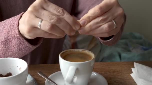 Video Cerca Que Muestra Una Mujer Desgarrando Palo Papel Azúcar — Vídeos de Stock