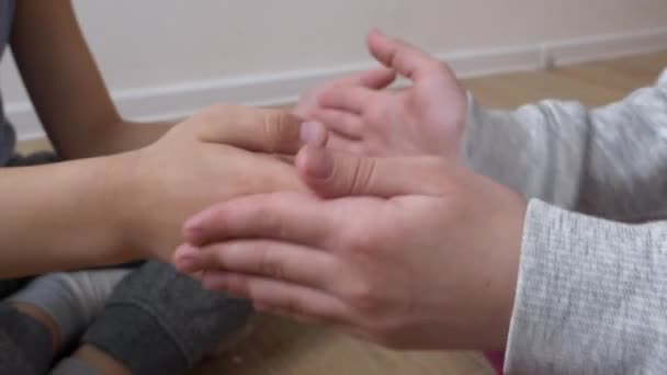 Dua Anak Bermain Telapak Tangan Bertepuk Tangan Ruangan Pandangan Close — Stok Video
